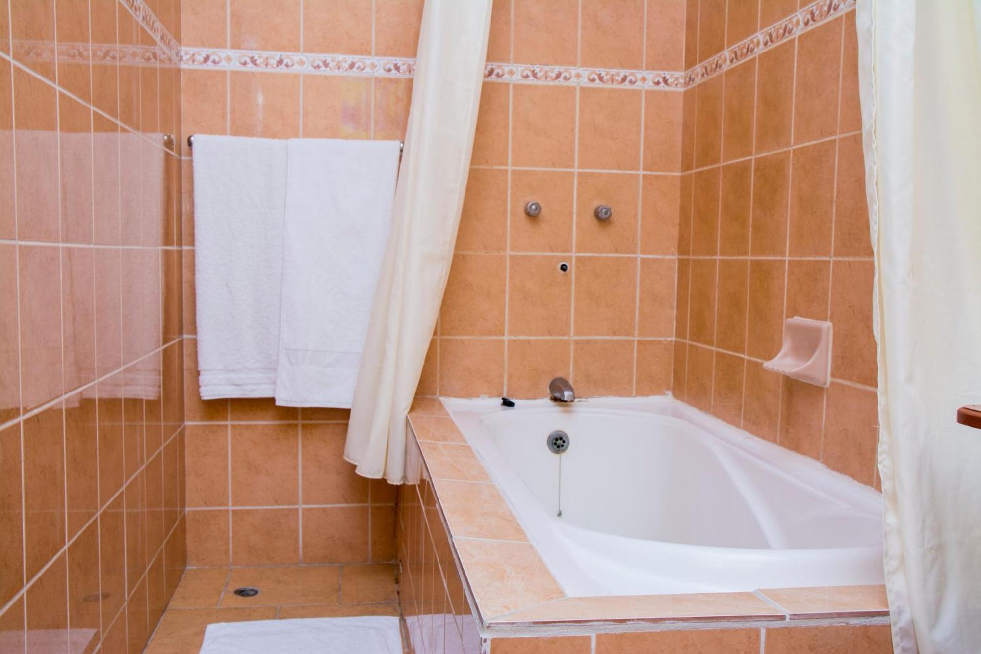 Windjammer International Cuisine & Comfort Inn Georgetown Szoba fotó